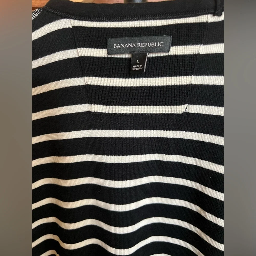 Banana Republic T-Shirt Men’s Long Sleeves Black and White Stripes Size L